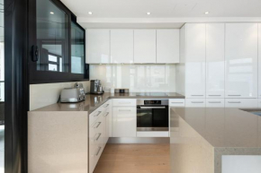 Superb Elevated Views of Harbour with Heated Pool, Gym & Parking